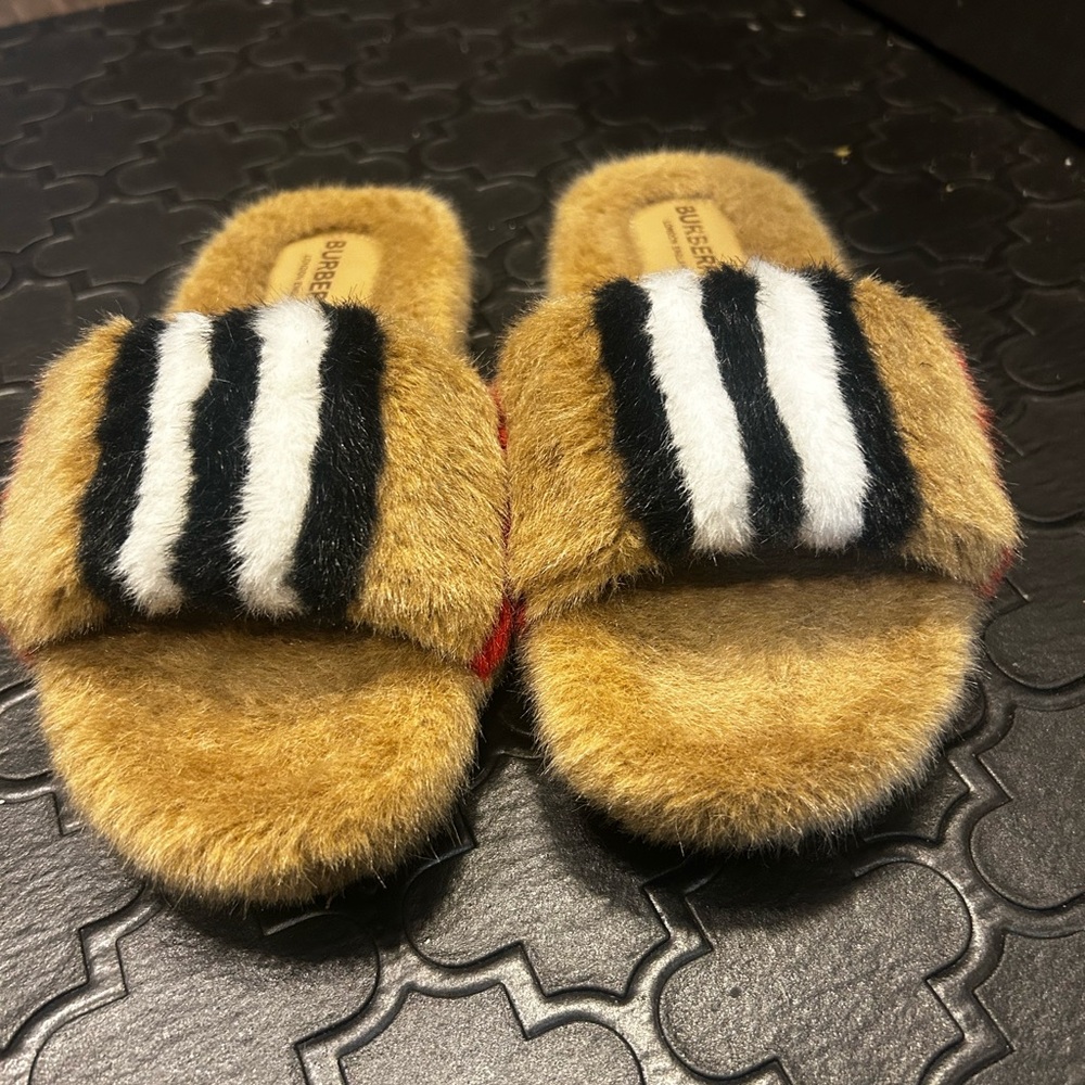 Burberry slippers